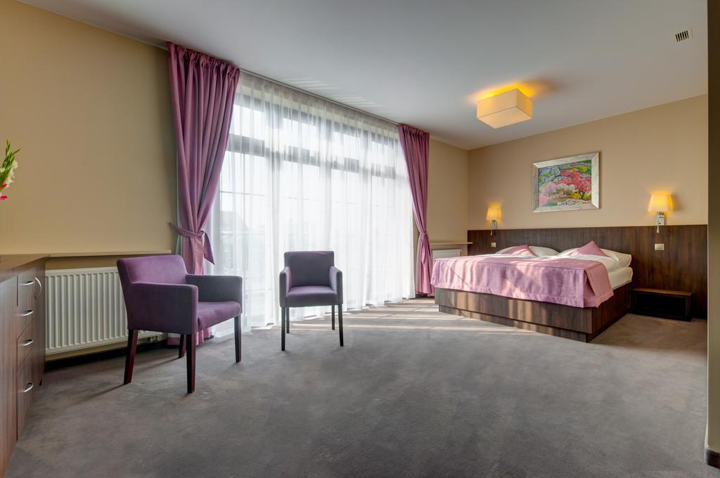 Hotel Figa Plewiska الغرفة الصورة